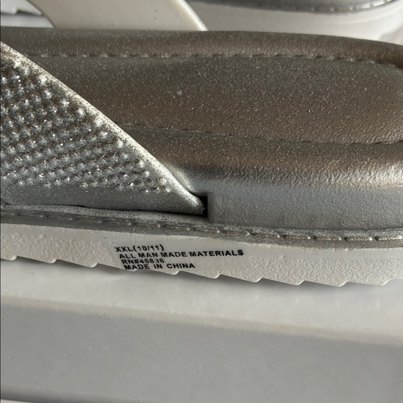 Women’s Metallic Pearl Thong Sandals - Cushioned Slip-On - Picture 5 of 8